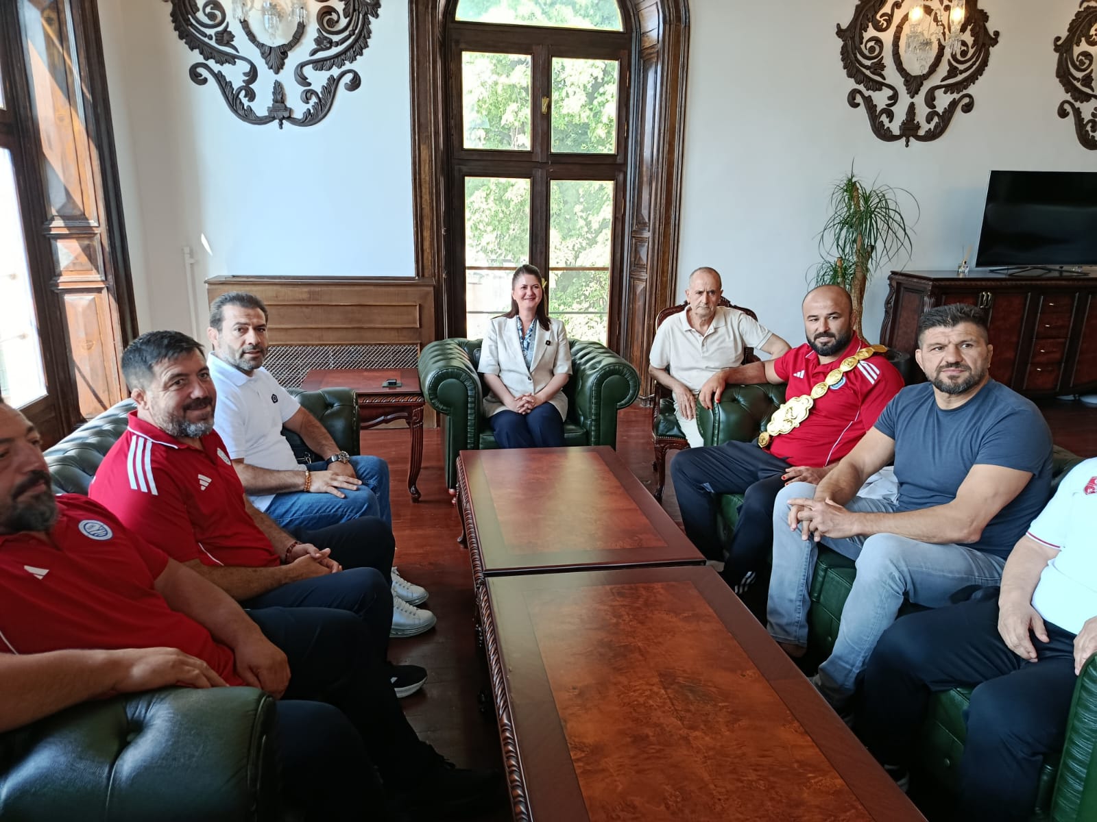 Edirne'de, geçtiğimiz yılın Kırkpınar Başpehlivanı Orhan Okulu, Ankara ASKİ Spor Kulübü heyetiyle birlikte Edirne Belediye Başkanı Filiz Gencan’ı ziyaret etti.
